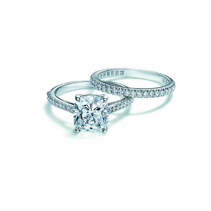 Tiffany Novo新款鑽石鉑金戒指及結婚戒環
Tiffany Soleste結婚戒環
NT$ 121,000
Tiffany Novo鑽石鉑金戒指
改良式枕型切割增加鑽石亭部切割面且各面大小與形狀皆不同,形成更為繁複的光線折射、反射效果。 冠部加強邊角的切面排列,創造璀璨的光線閃爍效果。
主石鑲檯完美結合戒圈、托高主石,戒圈托高部分鋪鑲鑽石,以纖細的金屬線條強化主石裸露在光線的程度,以達到最大的光線反射及折射效果,創造璀璨光芒。
(參考價格:鑽戒主石1.11克拉,顏色F,淨度VS1,
NT$ 810,000)